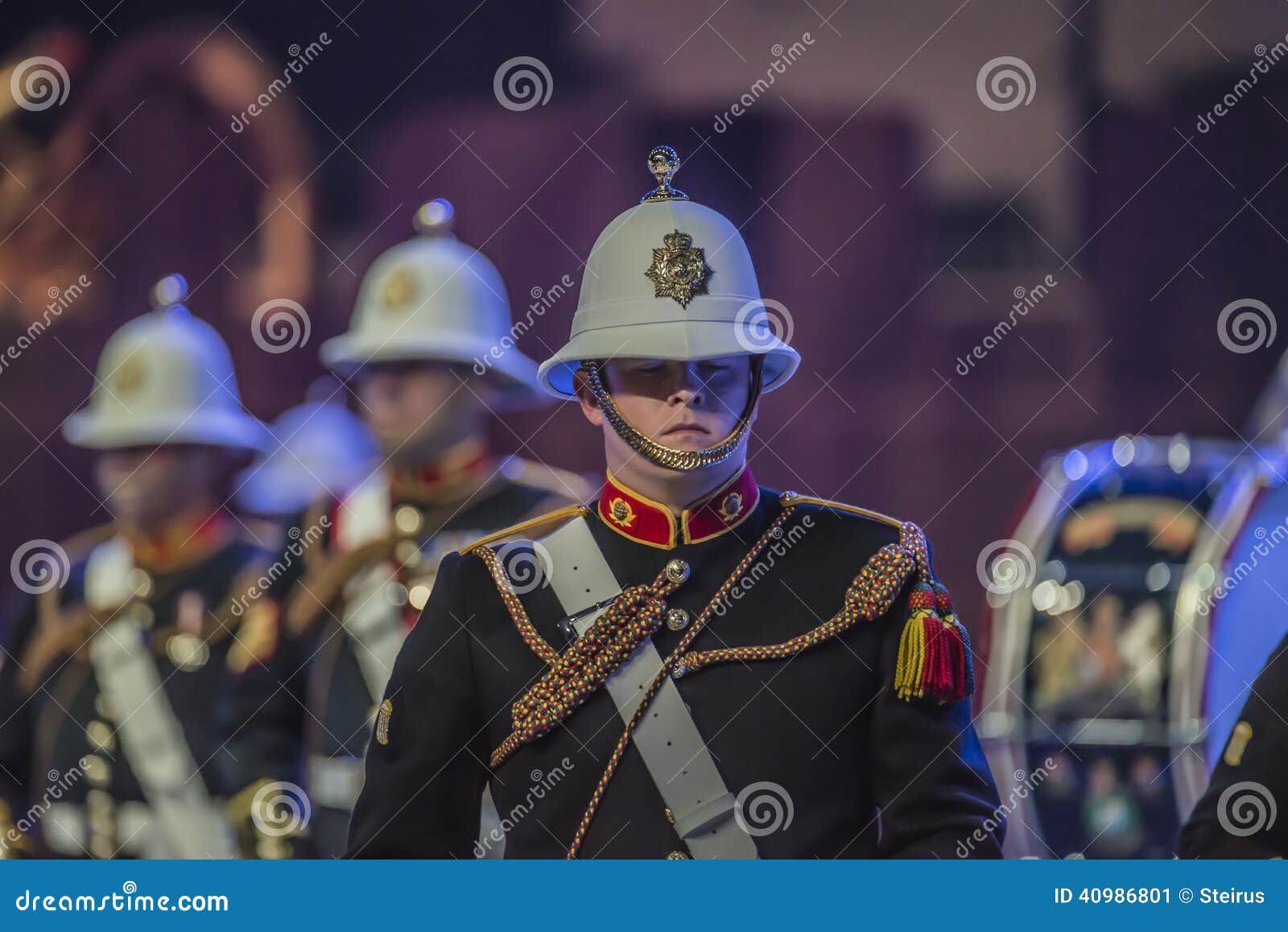 Norsk militär tatuering 8 Maj 2014. Från Oslo Spektrum 8 Maj 2014 Stängd kapacitet som firar befrielsedagen & veteran dag Samlas musikband av hennes majestäts kungliga flottor Collingwood och Skottland, med deras stilfulla likformig och deras karakteristiska vita hjälmar De kungliga flottorna sätter band service är världen som är berömd för kvaliteten av dess musik, visuell glans, och minutiös uppmärksamhet till detaljen ståtar på