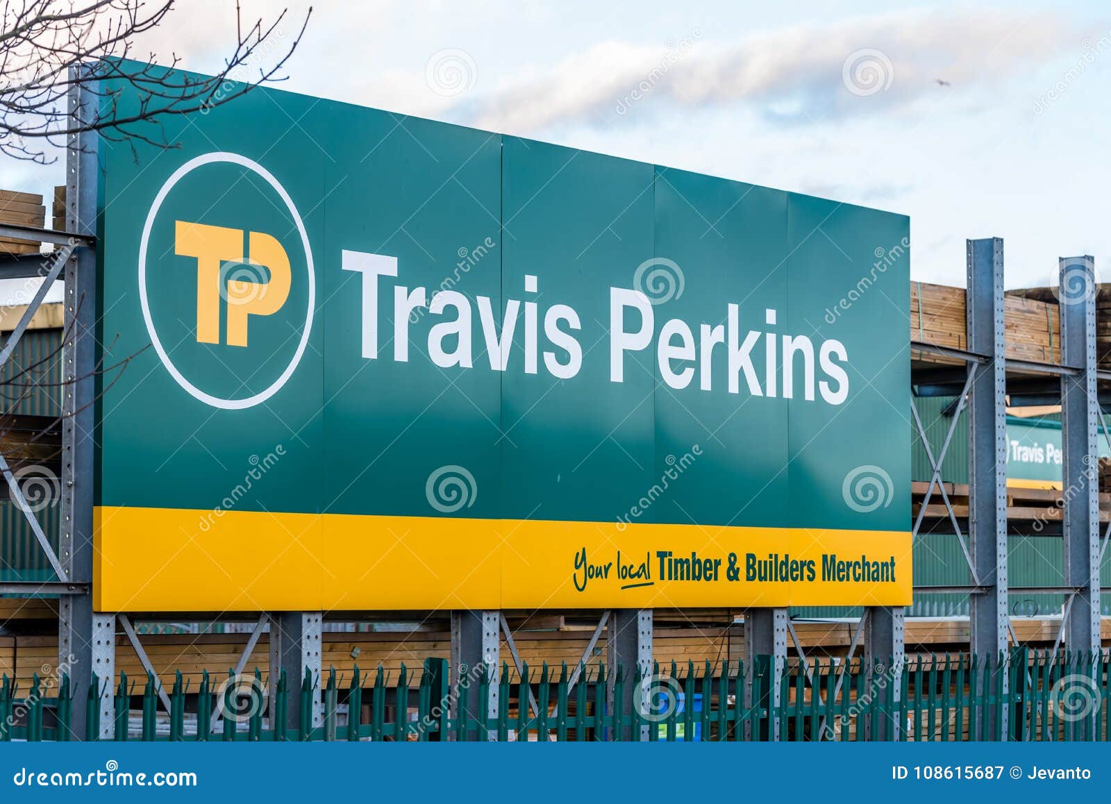 Northampton 4 de janeiro de 2018 BRITÂNICO: O logotipo de Travis Perkins Timber Supplier assina dentro o parque industrial de Sixfields