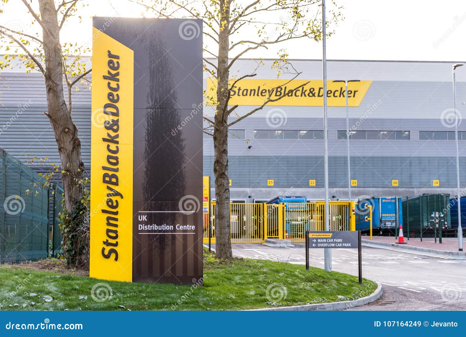 https://thumbs.dreamstime.com/z/northampton-uk-december-stanley-black-decker-builders-merchant-logo-sign-brackmills-industrial-estate-107164249.jpg