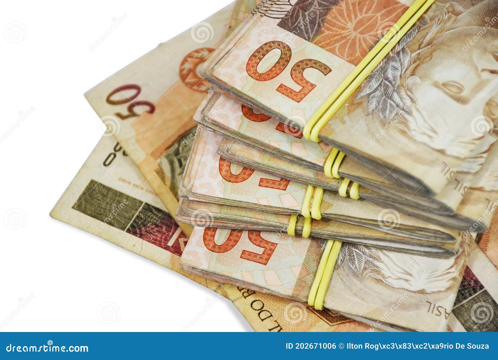 Dinheiro do Brasil, notas de Real, moeda brasileira. Na foto, homem  segurando notas de 50 reais Stock Photo - Alamy