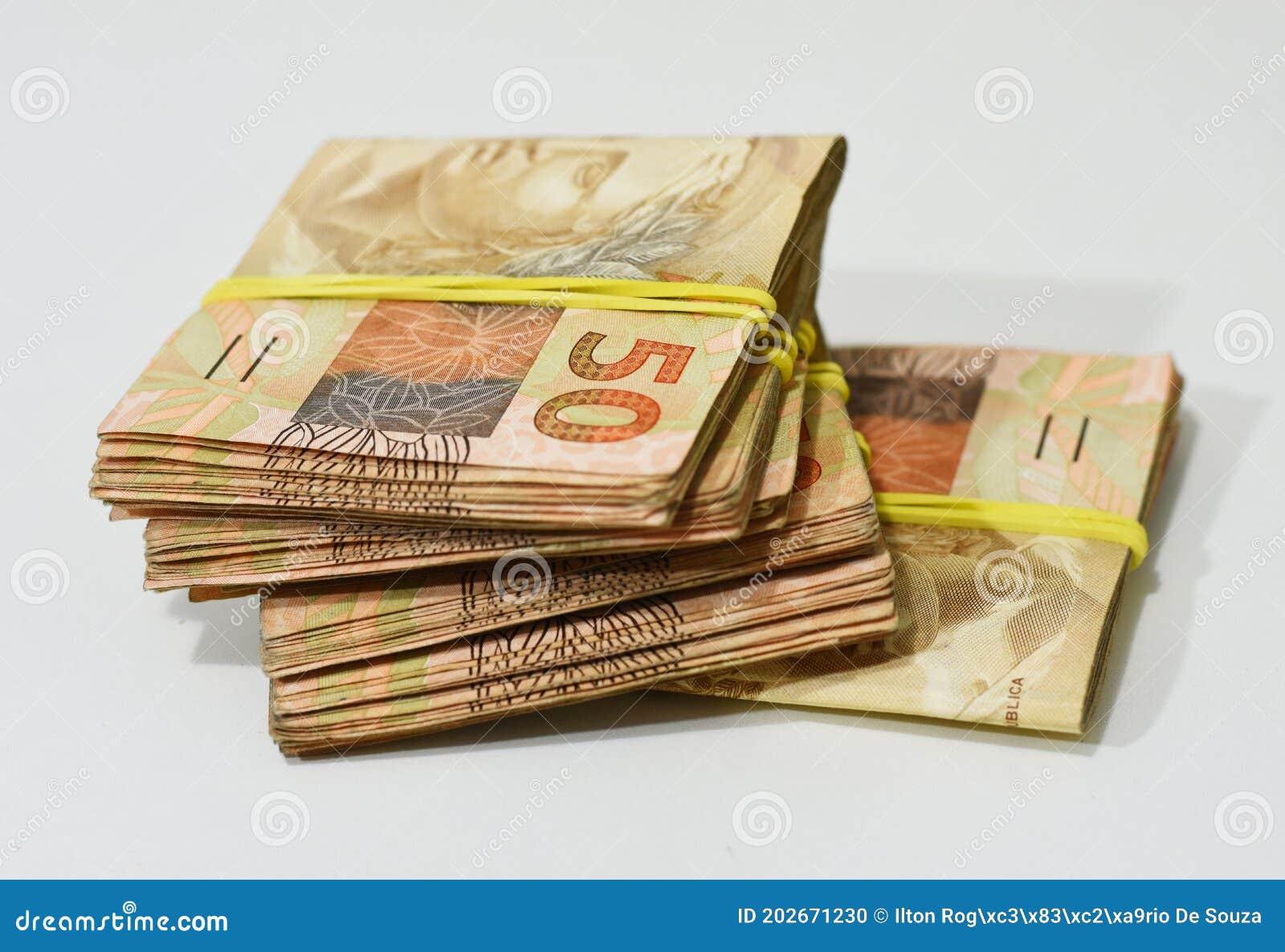 Dinheiro do Brasil, notas de Real, moeda brasileira. Na foto, mãos  manipulando notas de 50 reais Stock Photo - Alamy