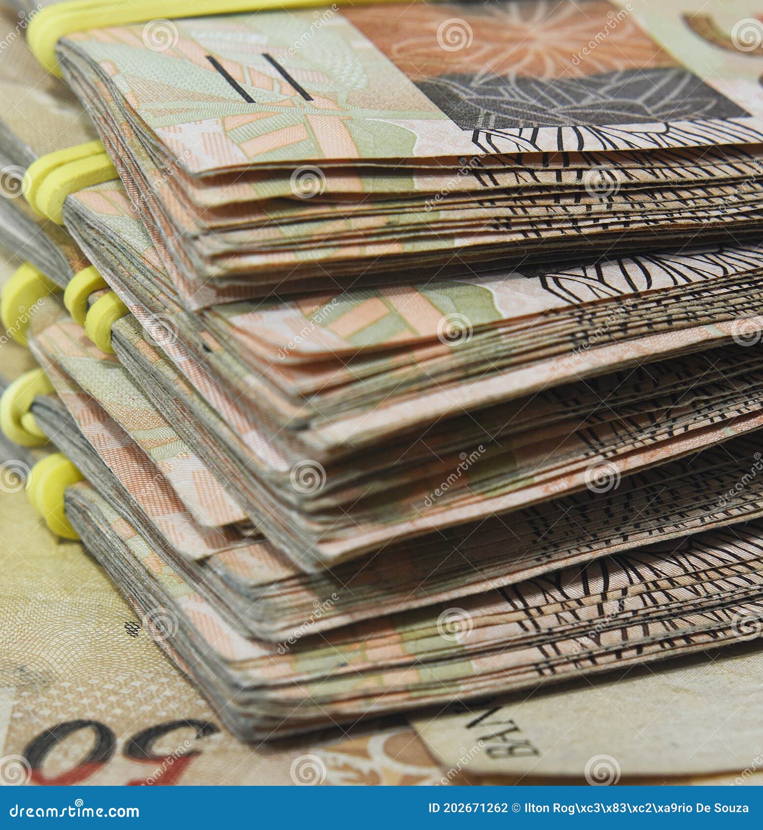 Dinheiro do Brasil, notas de Real, moeda brasileira. Na foto, homem  segurando notas de 50 reais Stock Photo - Alamy