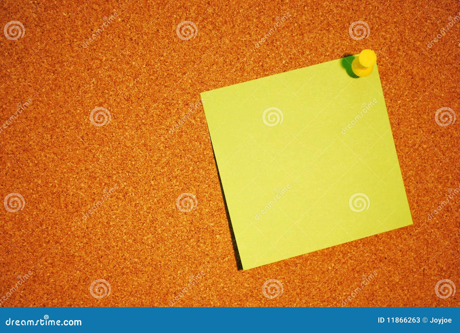 Nota sobre bord del corcho. Una foto de un documento de nota amarillo sobre un marrón - bord anaranjado del corcho.