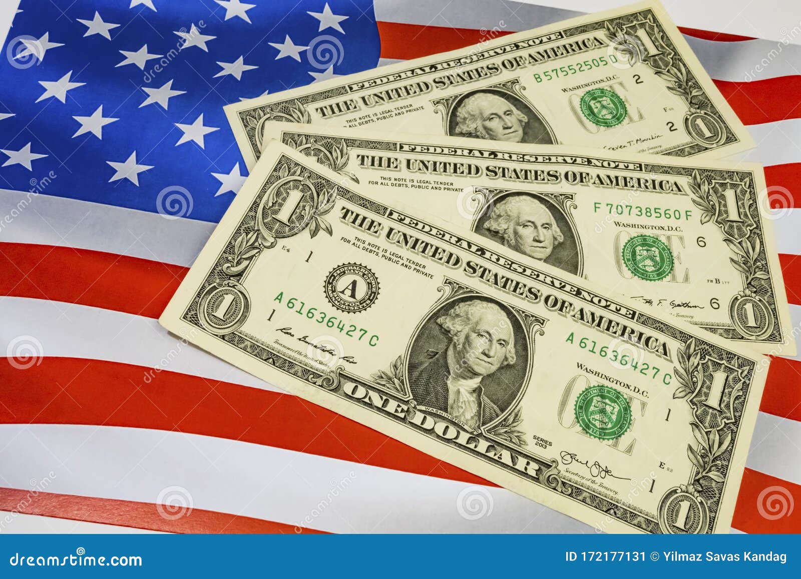 Notas De Dólar Dos Estados Unidos Sob Pavilhão Dos Estados Unidos Imagem de  Stock - Imagem de notas, fundo: 172177131