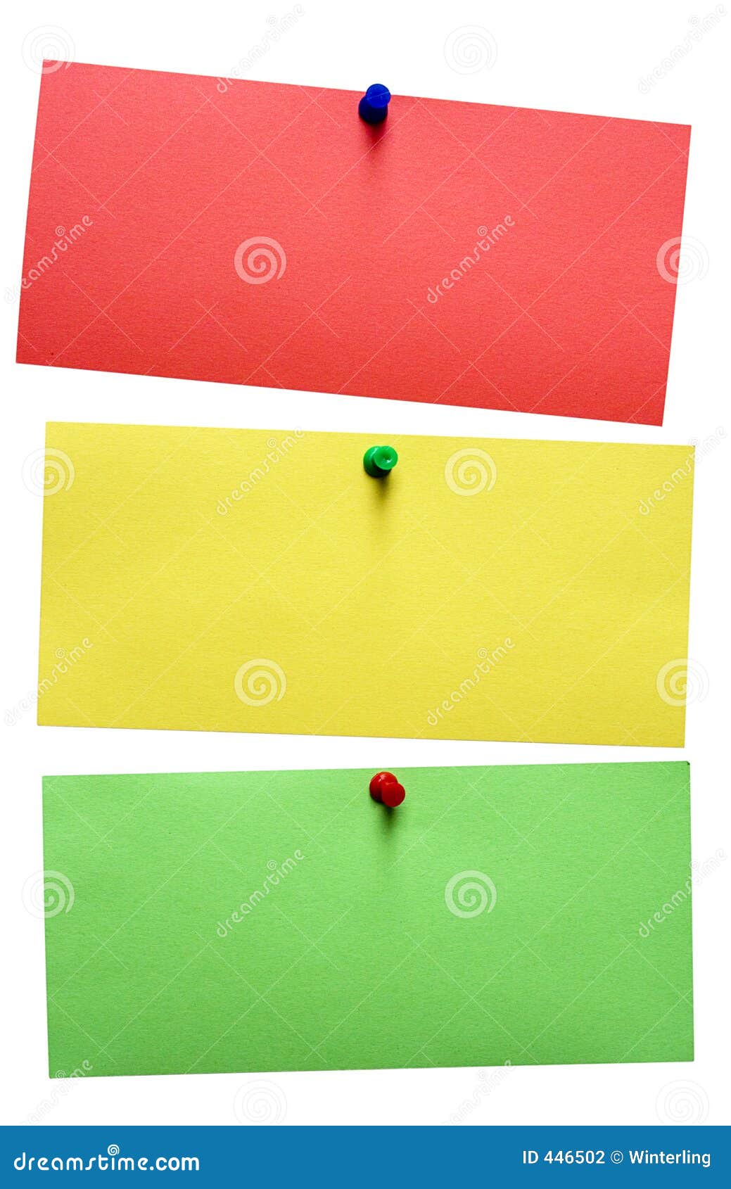 Notas del semáforo con el camino. Una nota roja, amarilla y verde aislada pined en un fondo blanco. El fichero contiene el camino de recortes.
