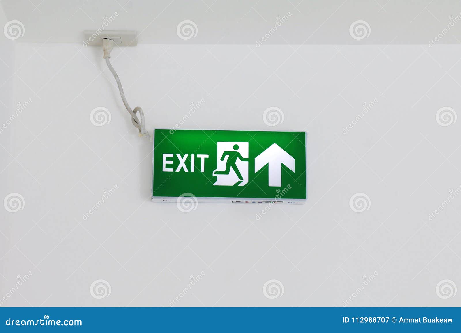 Notausgang Zeichen Notausganggrun Pfeil Unterzeichnet Auf Weisser Wand Zeichen Notfall Leuchtkastenzeichen Grunen Sicherheit Stockbild Bild Von Notausganggrun Pfeil