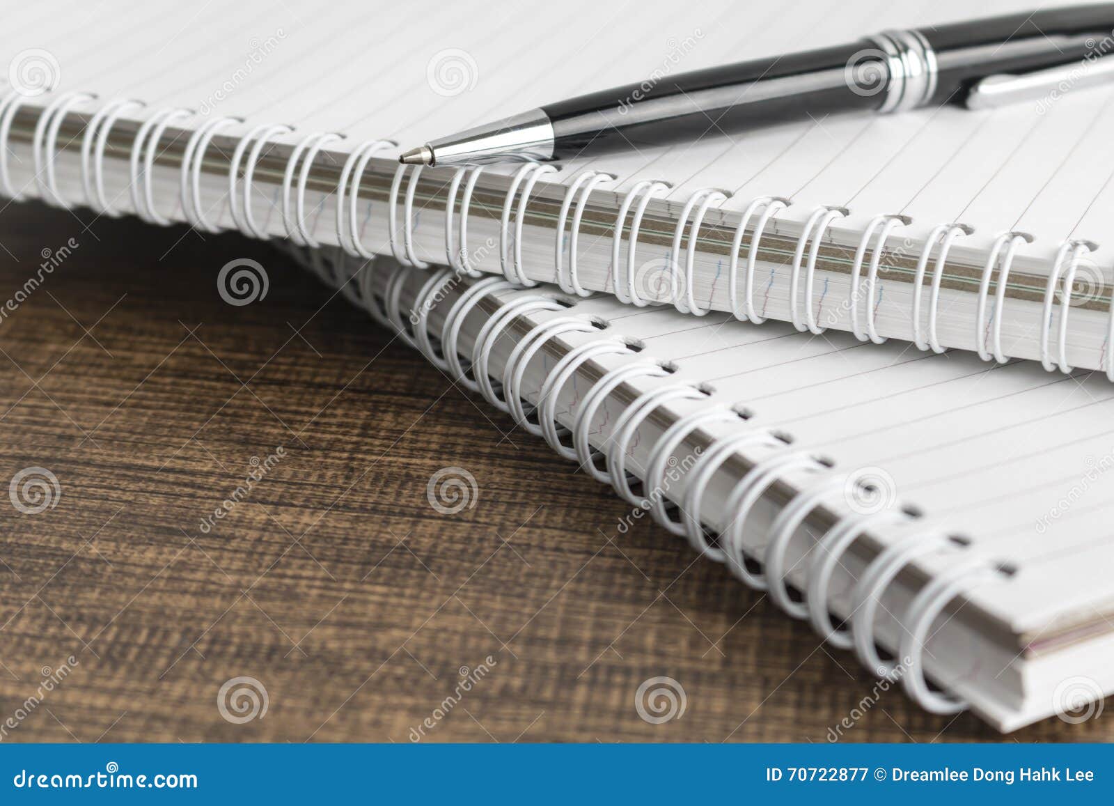 note pad and pen on the wooden table