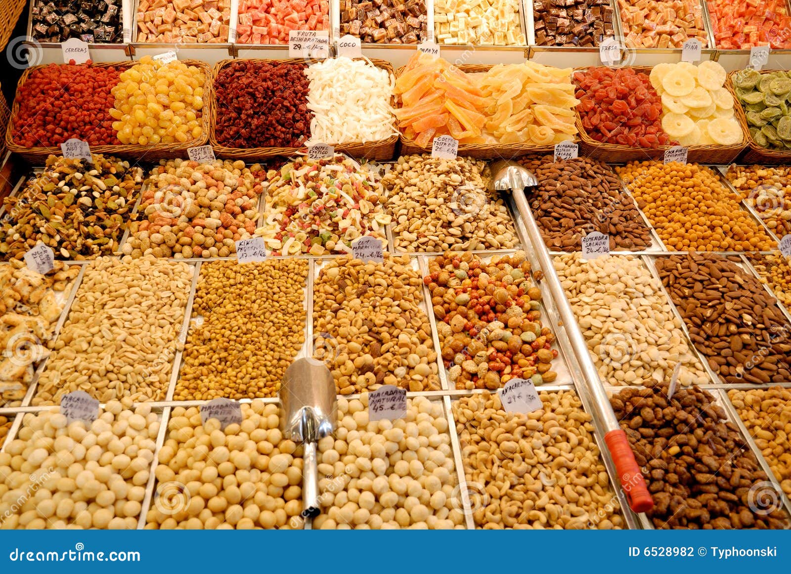 Noten En Suikergoed Bij Markt Stock Foto - Image of suikergoed, suiker