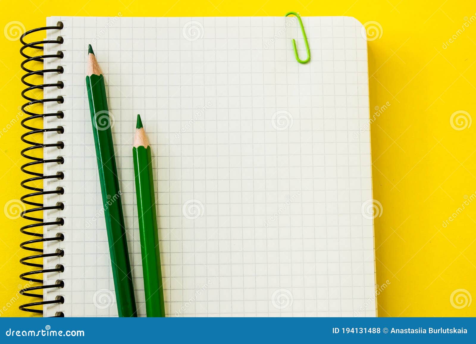 Bộ bút chì xanh đậm là nguồn cảm hứng cho sự sáng tạo và sự đặc biệt. Với đầy đủ các cỡ chì từ 6B đến 4H, bạn sẽ có nhiều sự lựa chọn trong việc sáng tác nghệ thuật hay viết bài. Hãy xem hình ảnh để khám phá sức mạnh của một cây bút chì xanh!