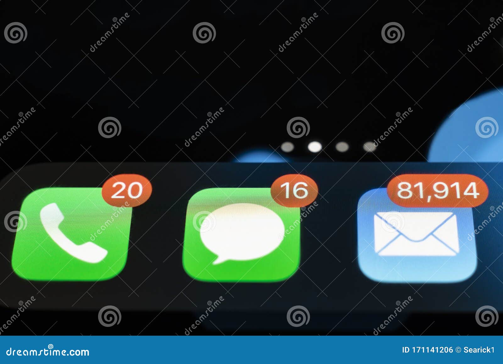 Notification icons, phone screen cho thấy sự thông minh và hiện đại của hệ thống thông báo của điện thoại. Hình ảnh này phản ánh rõ ràng sự tiện lợi và sự chính xác của hệ thống.