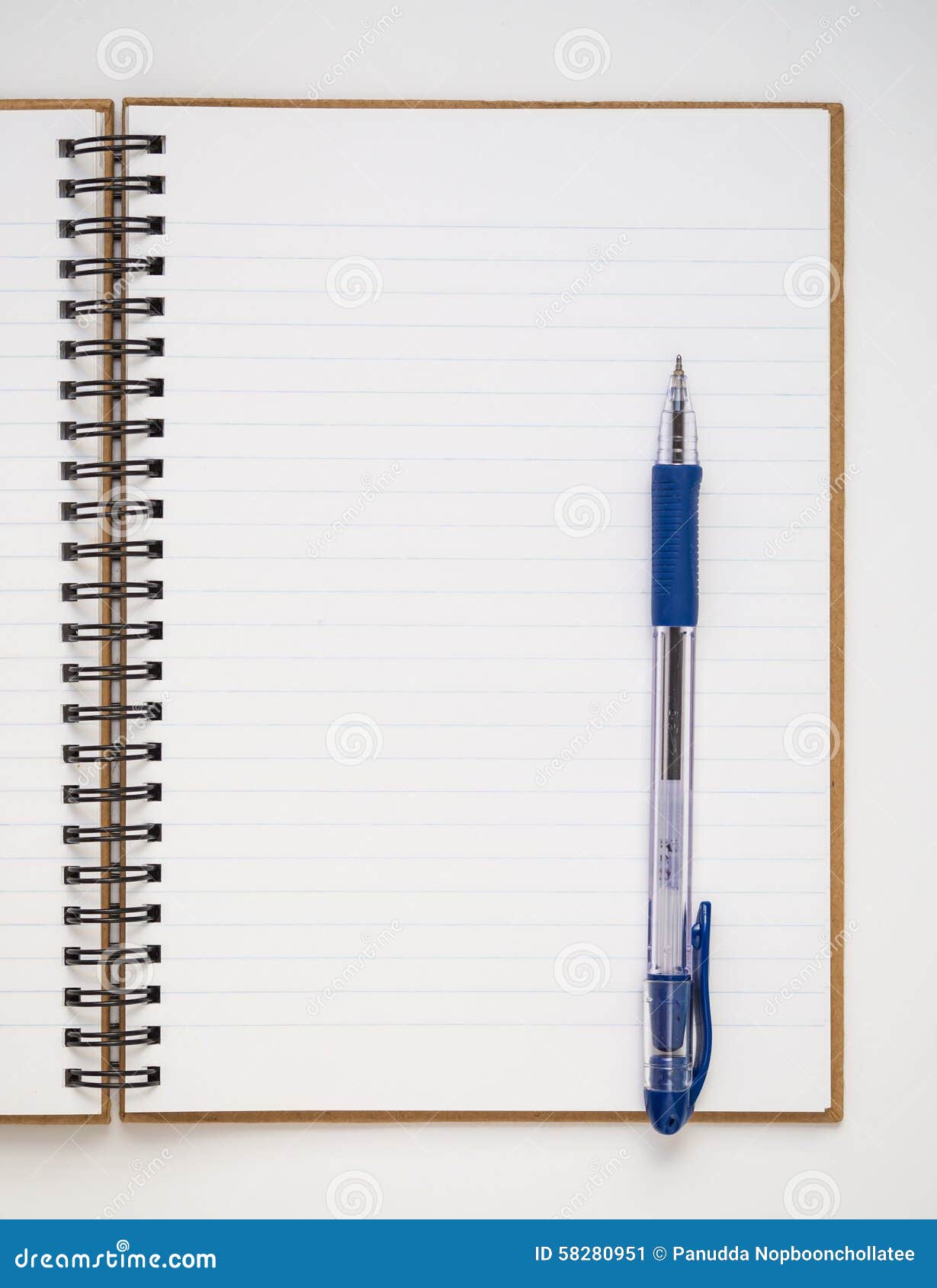 Een leeg gevoerd notitieboekje met blauwe pen op witte achtergrond