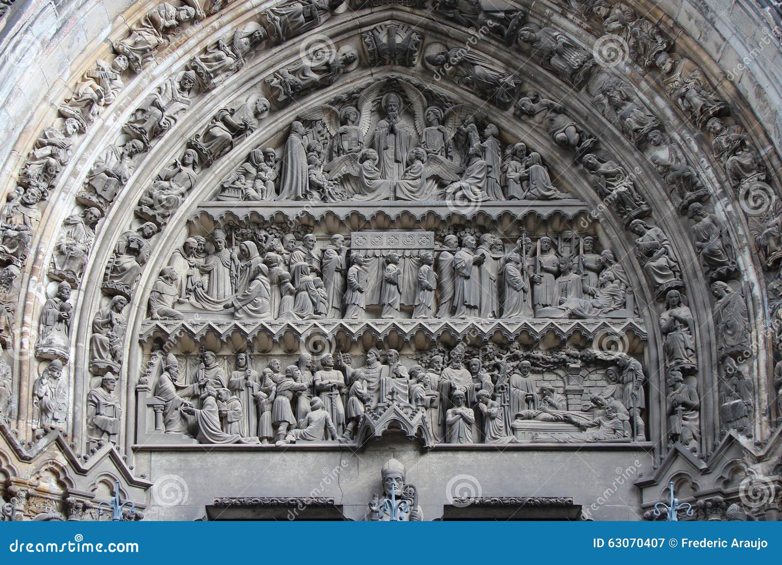 Notre-Dame-de-la-Treille - Lille - Frankrike. En huggen trumma dekorerar porten av denla-Treille domkyrkan i Lille (Frankrike)