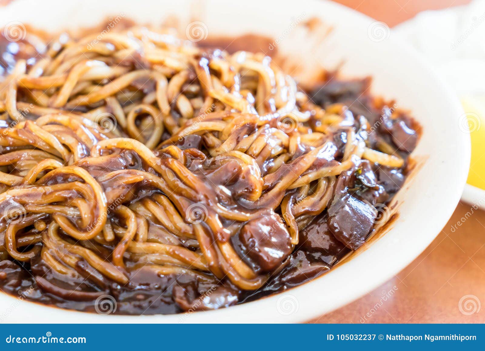 Nouilles Coréennes Avec De La Sauce Noire (Jajangmyeon) Image