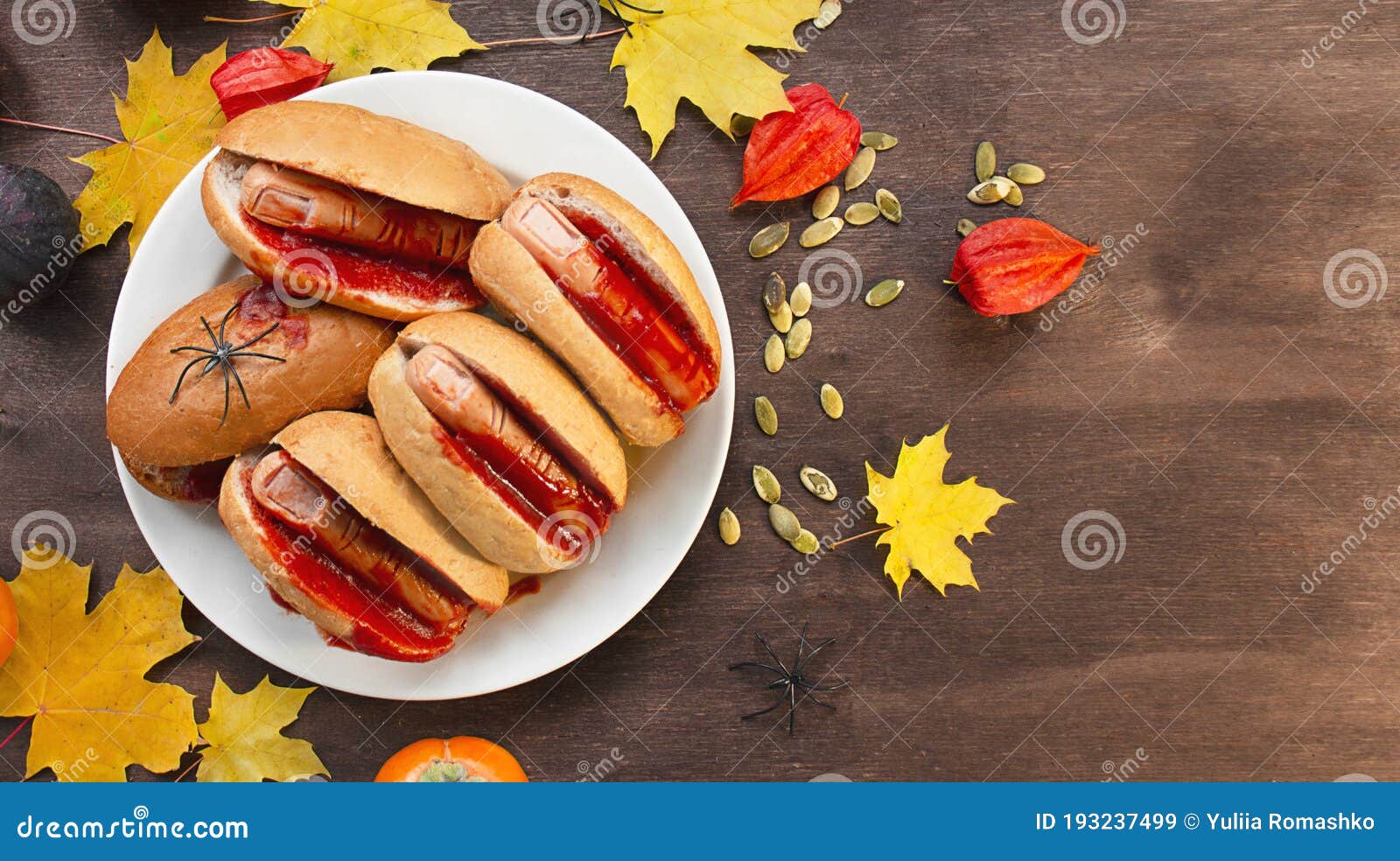 Heureux Homme Afro-américain Tenant Une Assiette De Chips Et