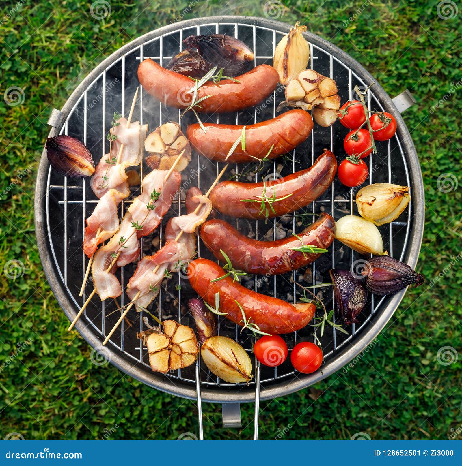 Brochettes de bœuf, saucisse et lard fumé grillées au barbecue