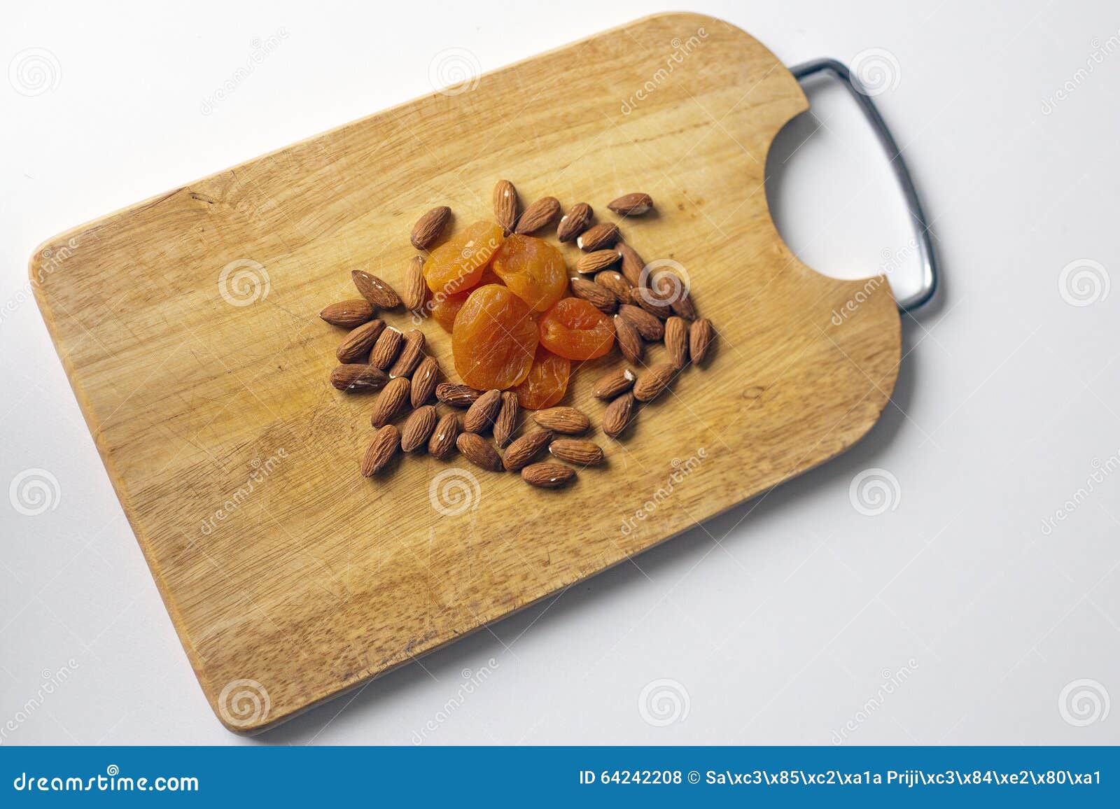 Nourriture saine coupée en tranches sur la planche en bois pour le petit déjeuner