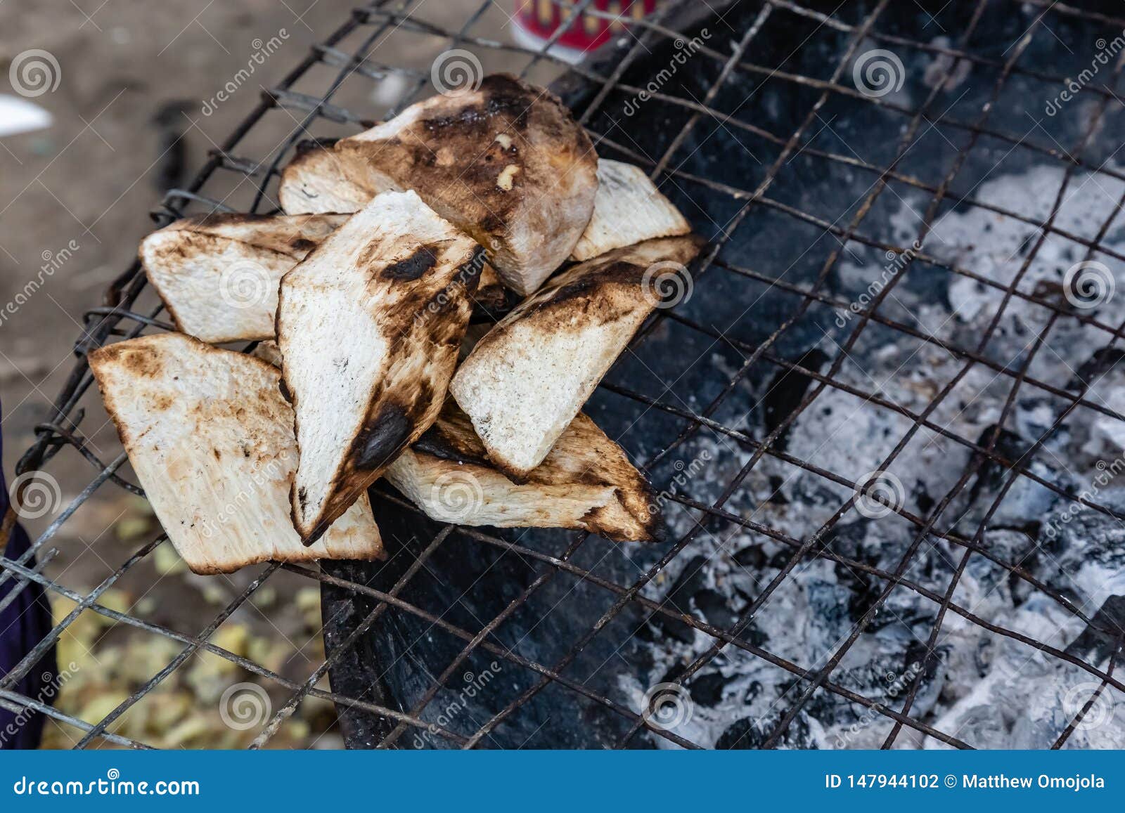 Nourritures de rue à Lagos Nigéria ; igname rôtie grillée. Nourritures de rue à Lagos Nigéria ; Un gril de charbon de bois de bord de la route avec l'igname rôtie prête pour la vente