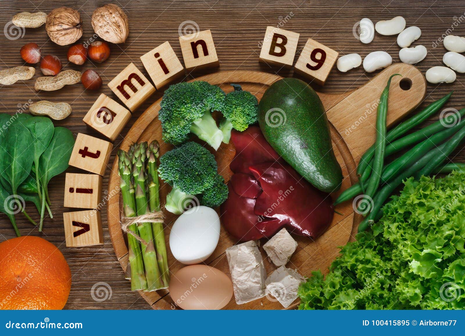 Nourritures riches en vitamine B9. Nourritures riches en acide folique de la vitamine B9 comme foie, asperge, brocoli, oeufs, salade, avocat, levure, écrous, épinards, orange et haricots Vue supérieure