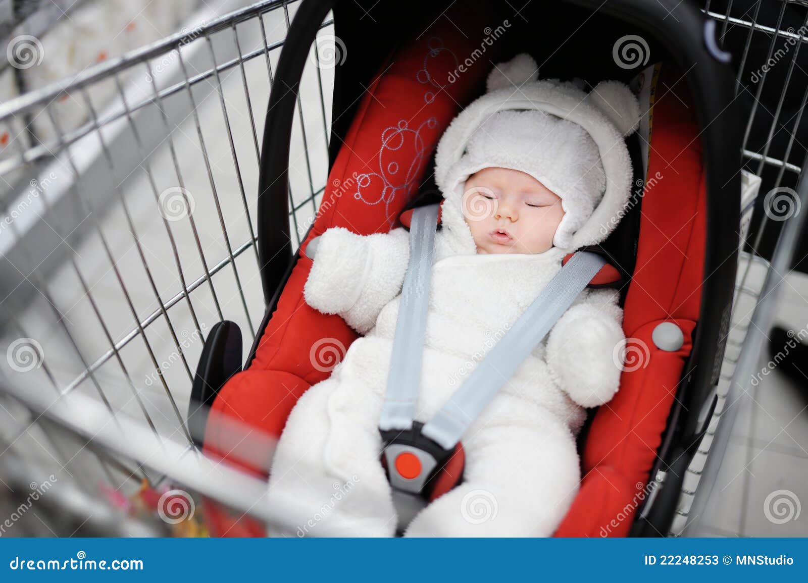 Nouveau Ne Dans Le Siege De Vehicule Dans Un Caddie Image Stock Image Du Consommateur Femelle Nouveau Ne Dans Le Siege De Vehicule Dans Un Caddie Image Stock Image Du Consommateur Femelle
