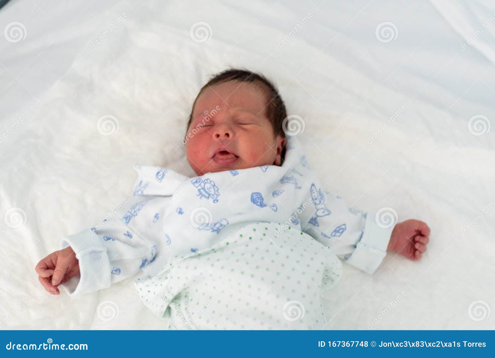 Nouveau Ne Dans Un Lit D Hopital Avec Une Couverture Pour Bebe Photo Stock Image Du Sain Enfant