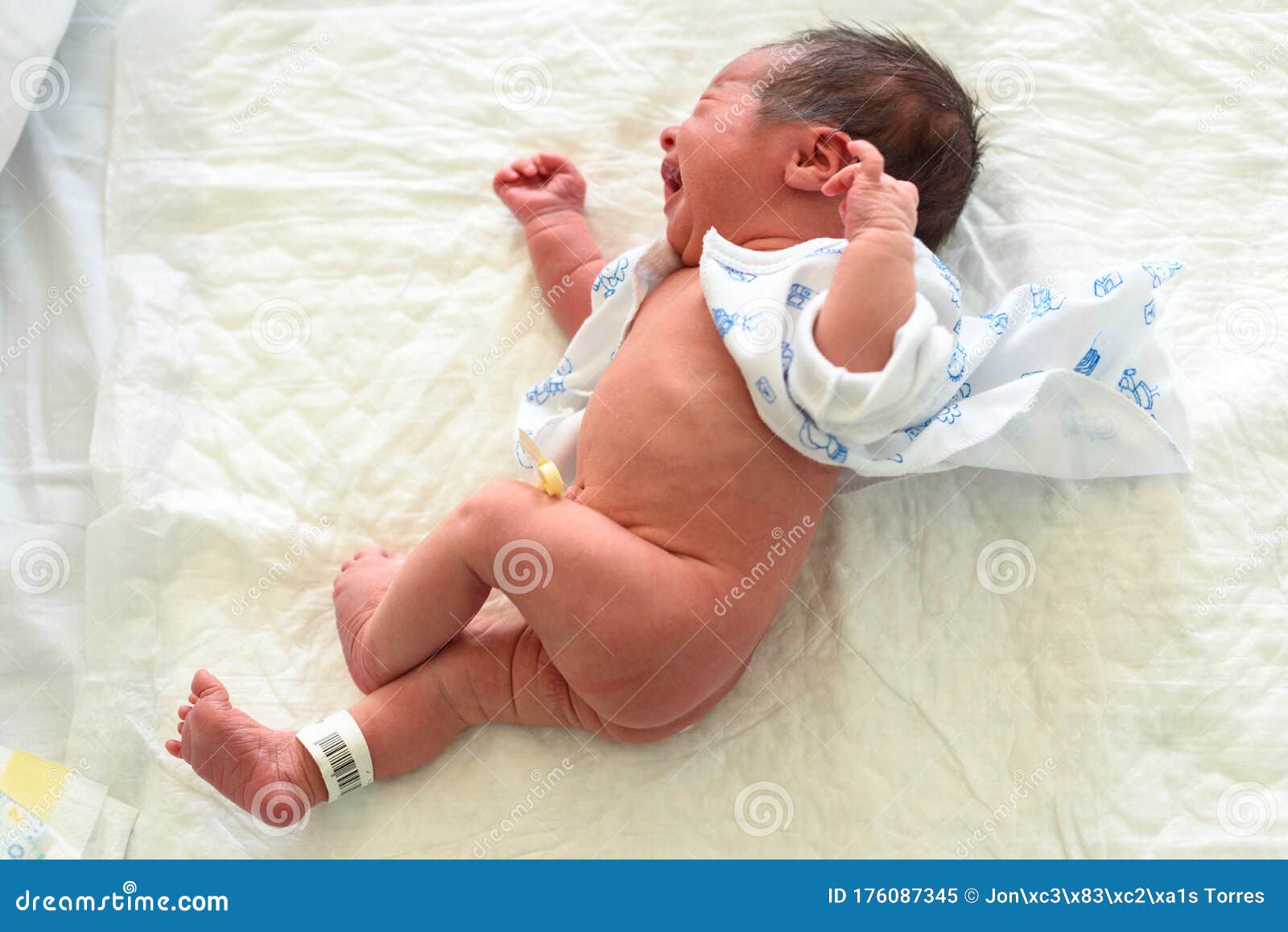 Fille Nouveau-née Dans Le Lit D'hôpital Image stock - Image du