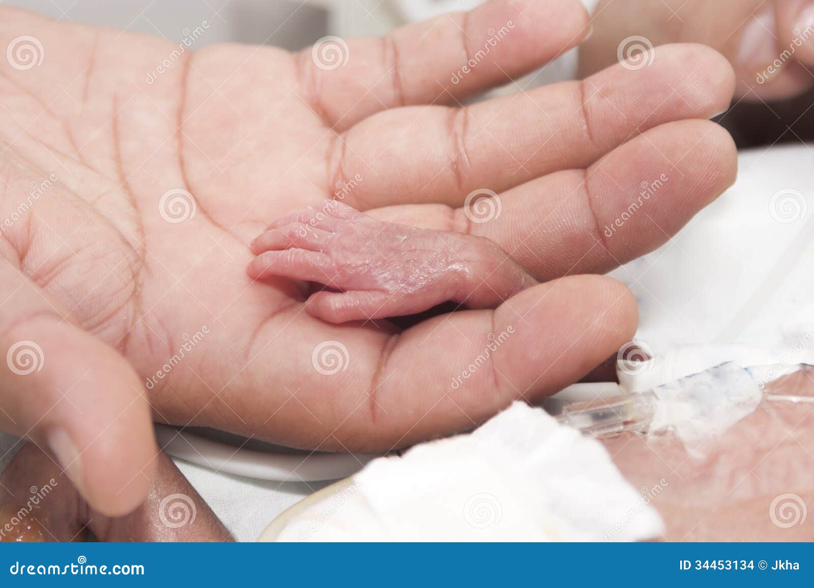 Nouveau Ne Et Main Photo Stock Image Du Neuf Doigt