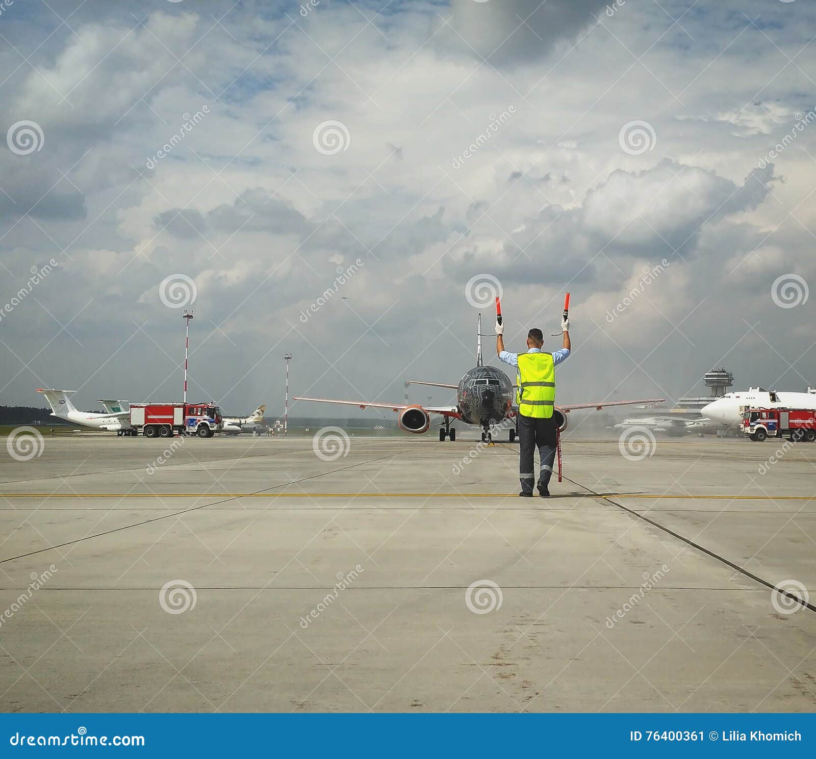 Nouvel avion de Belavia pour le monde des réservoirs. Aéroport international de Minsk