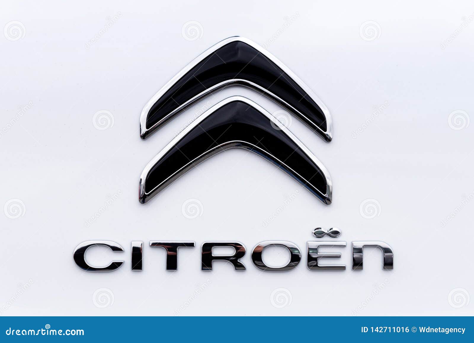 Nouvel Emblème Métallique De Citroen Photo éditorial - Image du automobile,  france: 142711016