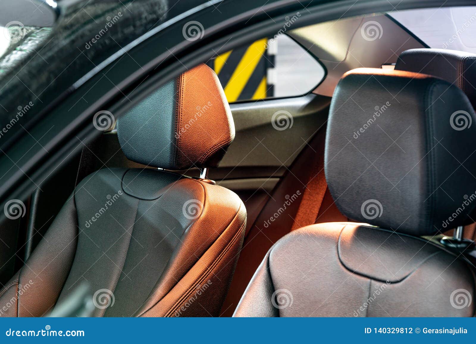 Intérieur De Luxe De Voiture Photo stock - Image du miroir, sièges