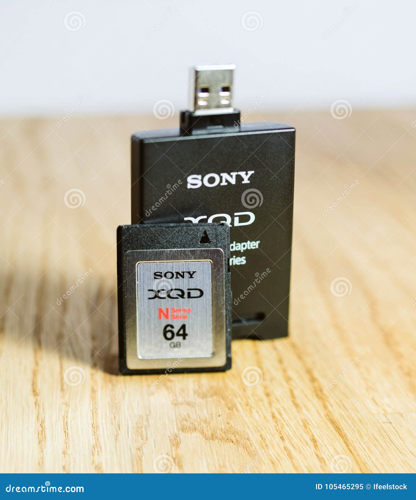 https://thumbs.dreamstime.com/z/nouvelle-carte-de-m%C3%A9moire-xqd-par-sony-et-le-lecteur-sur-la-table-105465295.jpg