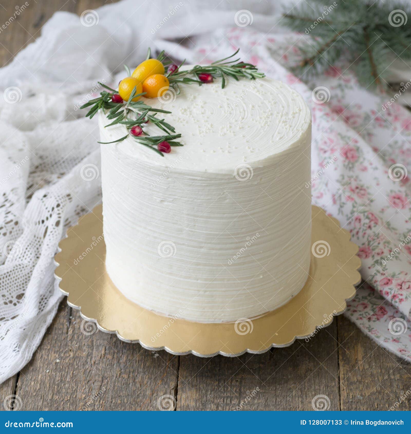 Nouvelle Gateau Blanc D Annee Ou De Noel Decore Du Kumquat Des Brins Du Romarin Et Des Canneberges Sur Une Table En Bois L Hive Image Stock Image Du Reception Delicieux