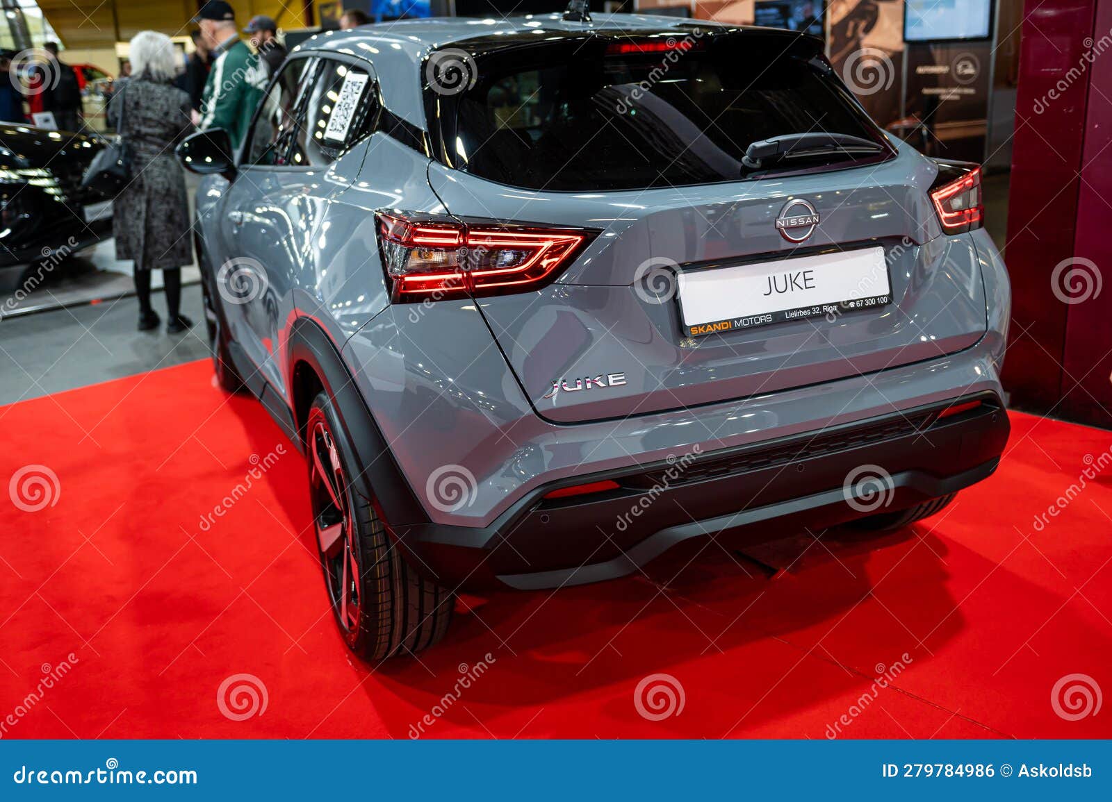 Riga, Lettonie - 29 avril 2022 : vue intérieure de la voiture Nissan Juke  avec tableau de bord, volant multifonctions, compteur de vitesse Photo  Stock - Alamy