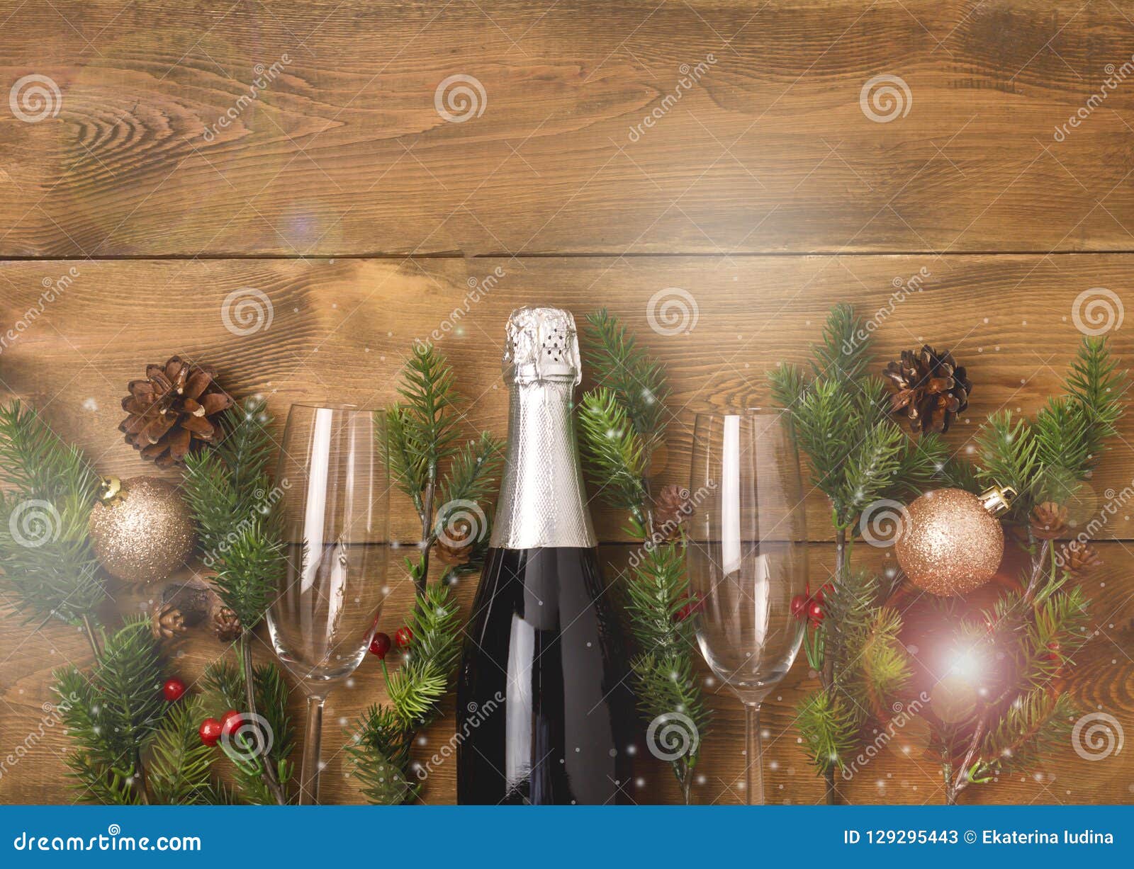 Noël Festif Et Nouvel an Fond Avec Bouteille De Champagne D'or Confetti  Stars Décorations De Fête Et Numéros 2023 Photo stock - Image du concept,  numéro: 259533578