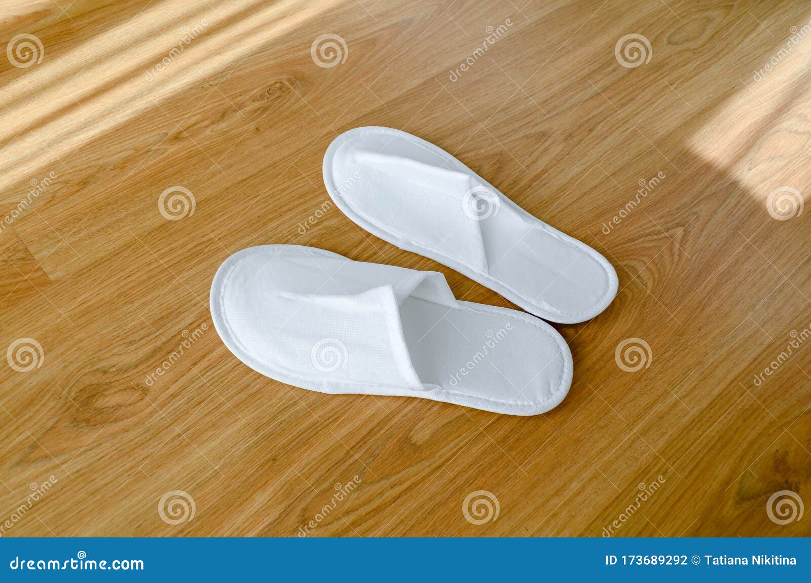 Nouvelles Chaussons Jetables De Couple Sur Le Plancher En Bois Photo stock  - Image du effondrements, piquer: 173689292