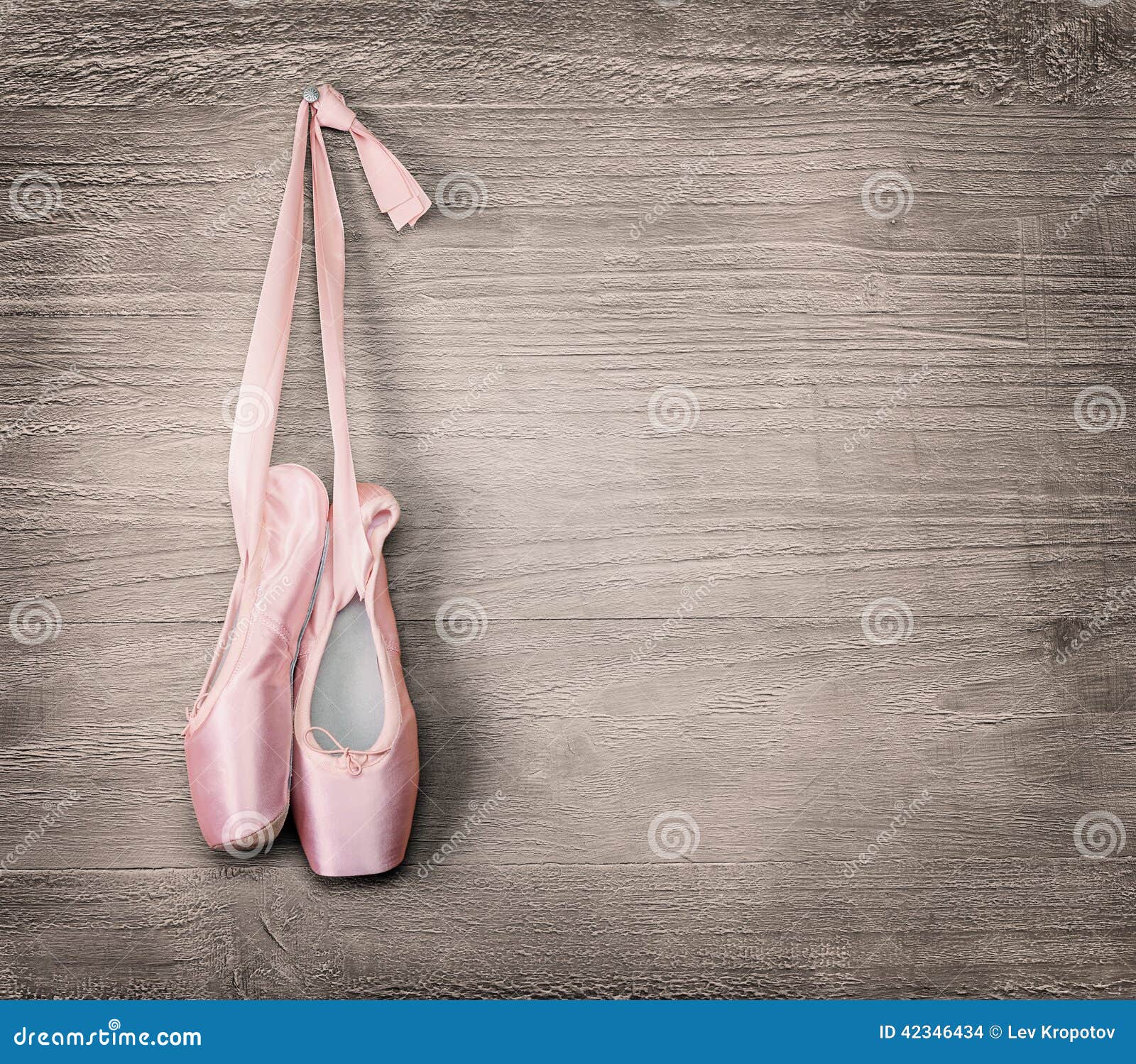 Nouvelles Chaussures De Ballet Roses Photo stock Image du wooden