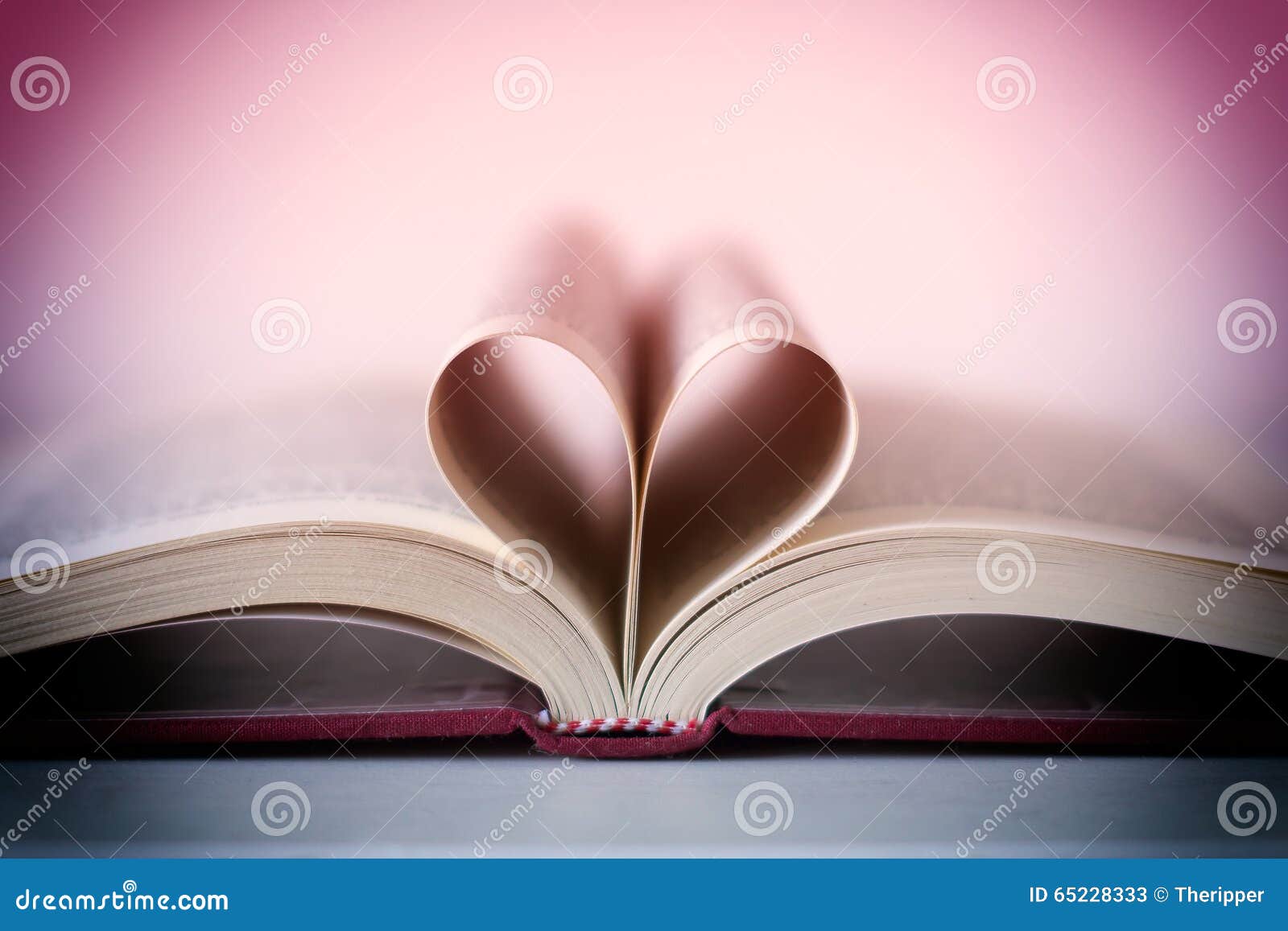 Novela Romántica En Forma De Corazón Imagen de archivo - Imagen de novela,  estudio: 65228333