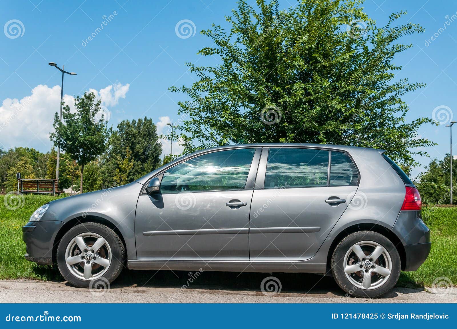 friktion vedholdende Tæt Silver Car Volkswagen VW Golf 5 2.0 TDI Diesel Parked on the Street  Editorial Image - Image of drive, golf: 121478425