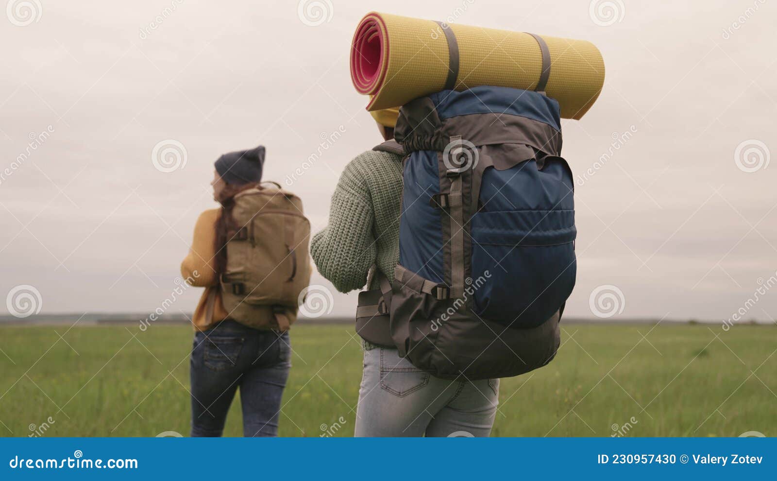 Novia Chicas En Un Viaje De Campamento Con Mochilas Ir De Excursión De Activas Con Grandes Bolsas Mujeres Equipo En Foto de archivo - Imagen de descubrimiento, aventura: 230957430