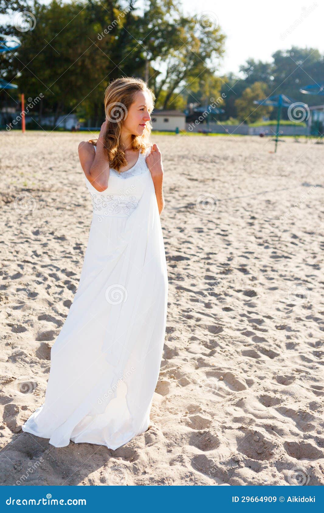 Novia De La Muchacha En Un Vestido Blanco En La Playa Soleada Imagen de  archivo - Imagen de verano, placer: 29664909