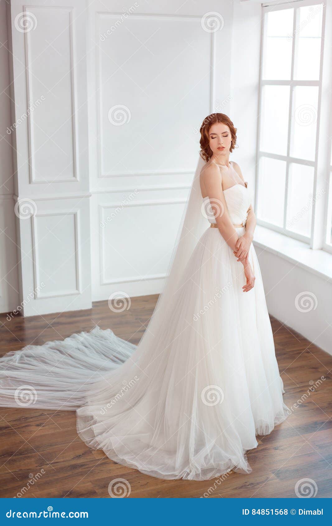 Novia Hermosa En Vestido De Boda Blanco Elegante Y Velo Con El Pelo Rizado  Largo Que Presenta Dentro Imagen de archivo - Imagen de inocencia, adulto:  70958499