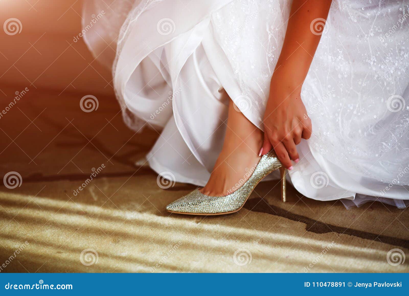 En El Vestido Boda Blanco Que Pone En Los Zapatos De Plata Imagen de archivo - Imagen de romance, encantador: 110478891
