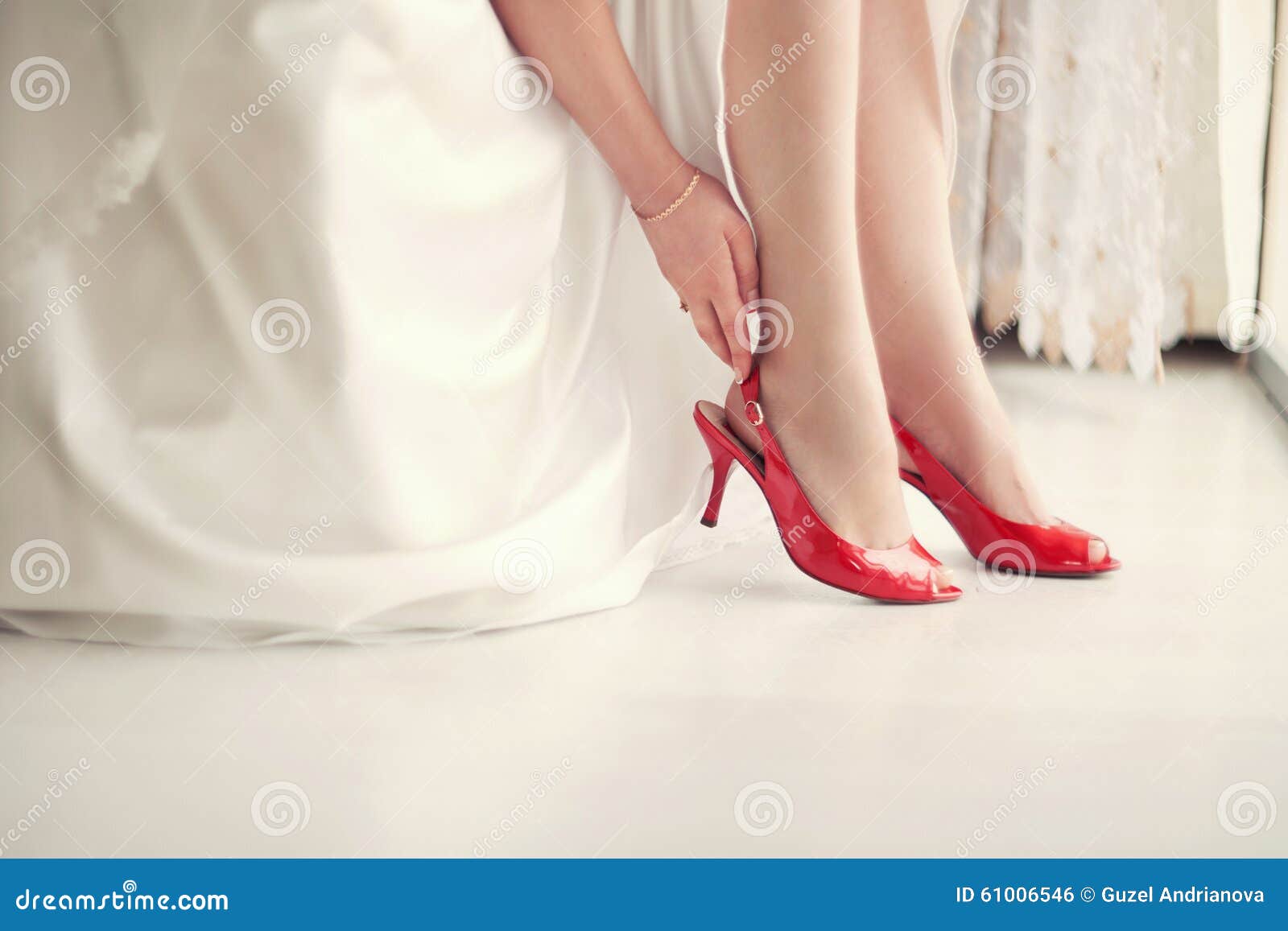 Novia en zapatos rojos foto de archivo. Imagen de - 61006546