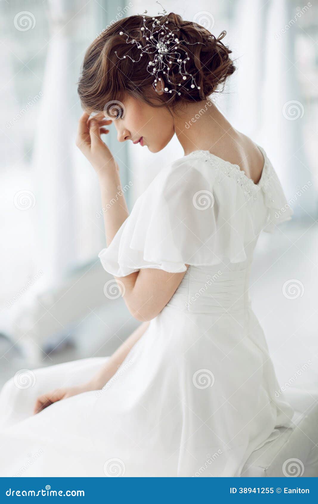 Novia hermosa. Retrato de la mujer hermosa en el vestido blanco
