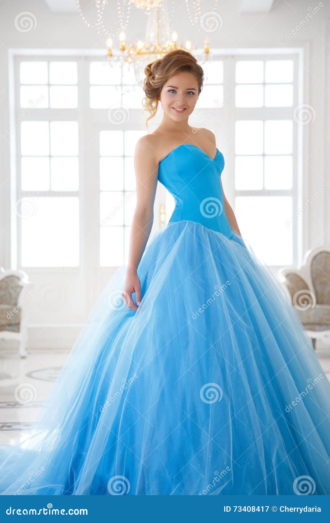 Novia Hermosa En El Estilo Azul Magnífico De Cenicienta Del Vestido Imagen de archivo Imagen de mirada, sonrisa: 73408417