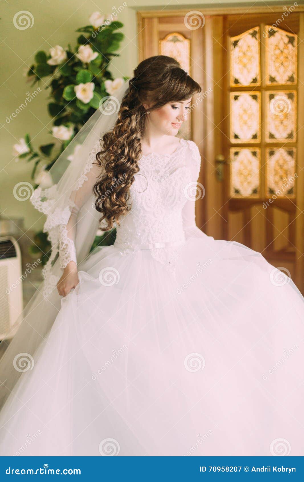 Novia Hermosa En Vestido De Boda Blanco Elegante Y Velo Con El Pelo Rizado  Largo Que Presenta Dentro Imagen de archivo - Imagen de inocencia, adulto:  70958499