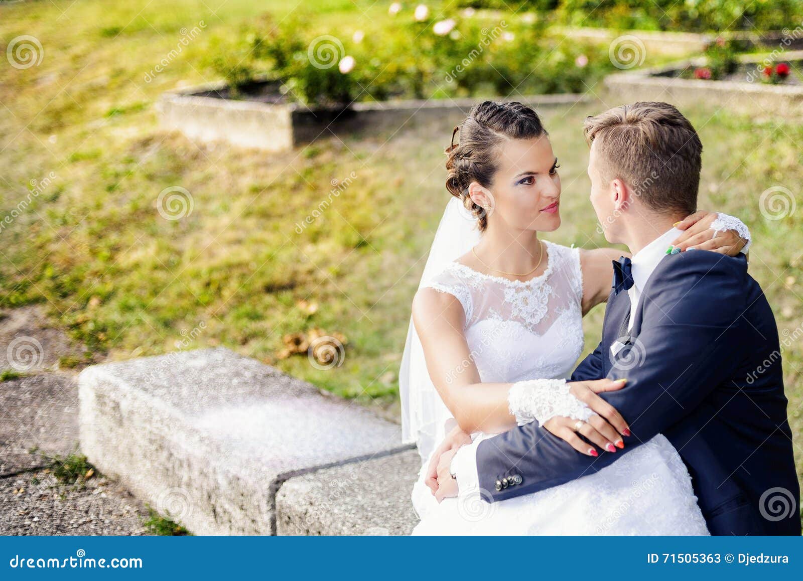 Novia Hermosa Que Se Sienta En Las Piernas De Los Novios Imagen de archivo - Imagen de newlyweds, contrato: 71505363 Novia Hermosa Que Se Sienta En Las Piernas De Los Novios Imagen de archivo - Imagen de newlyweds, contrato: 71505363
