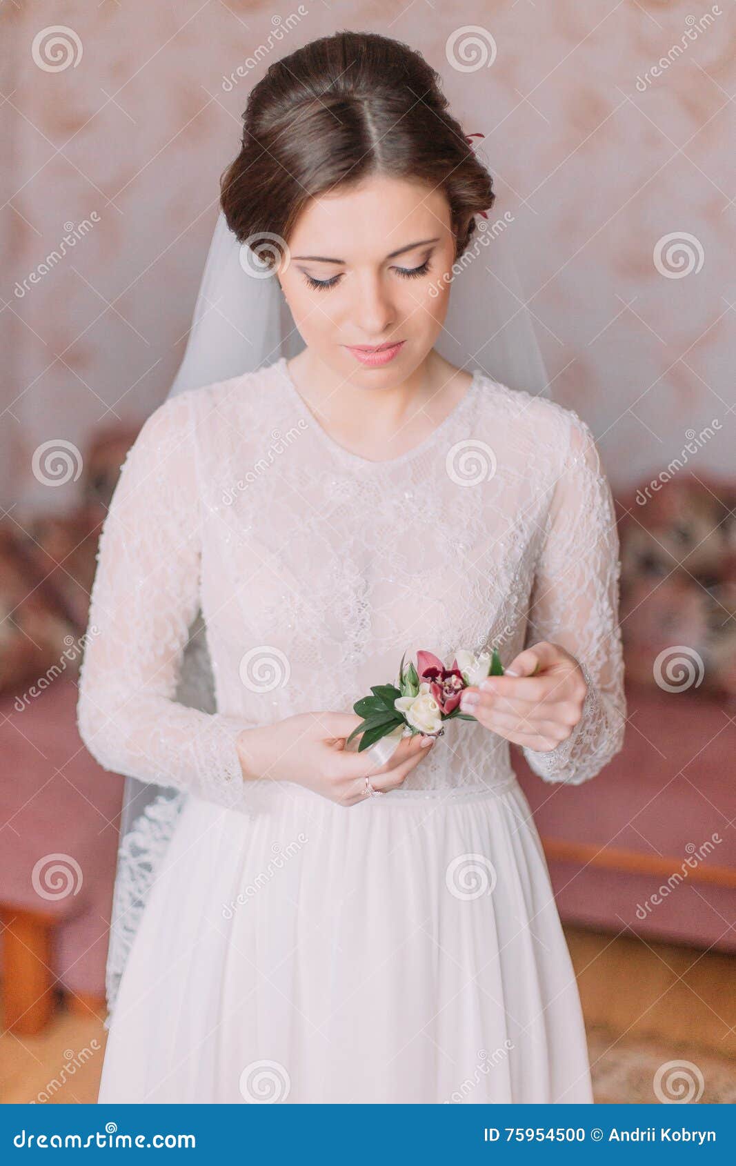 Novia inocente hermosa en casa en el vestido de boda blanco, concepto de las preparaciones Retrato de la muchacha blanda en vestido