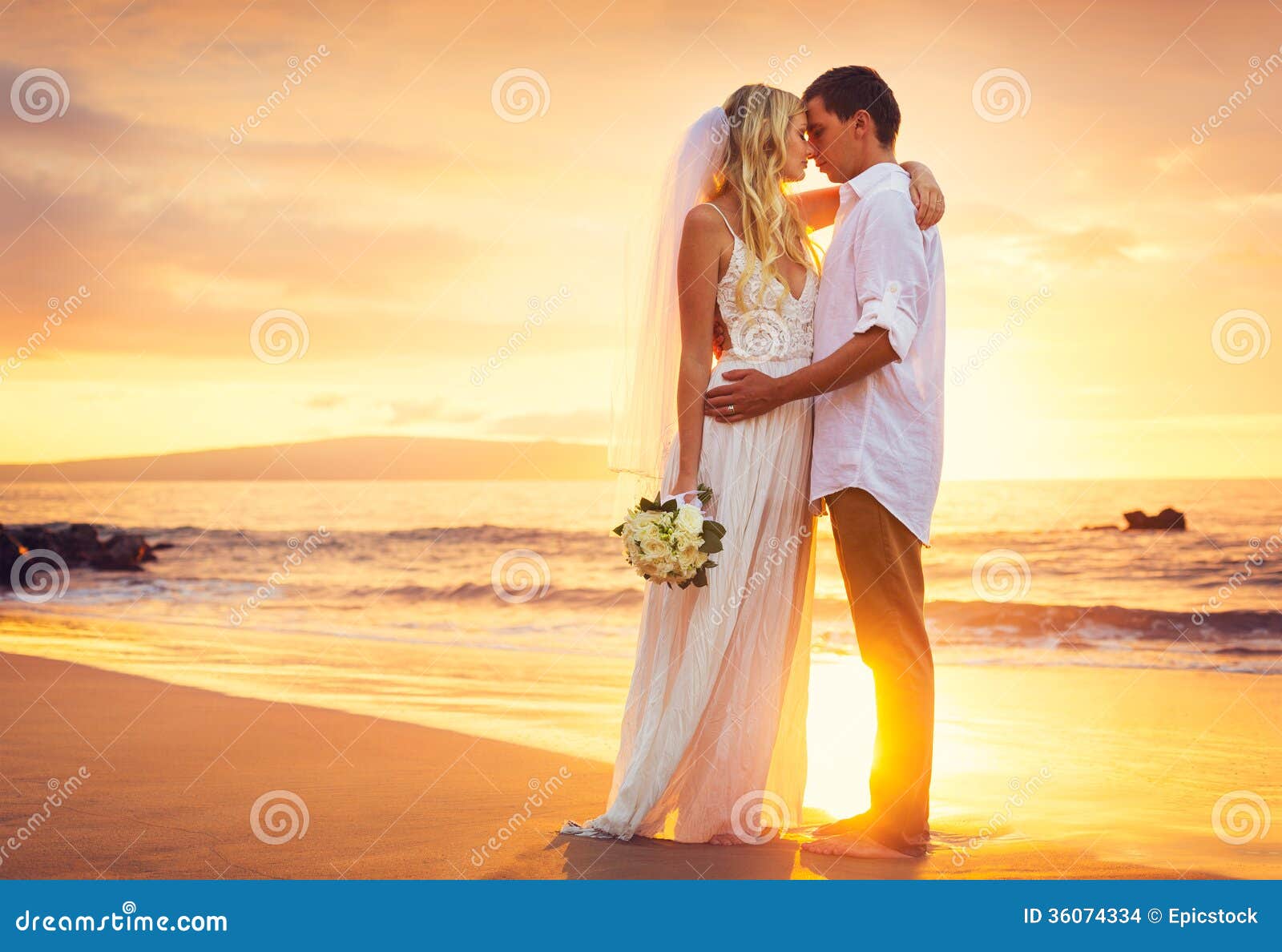 Novia Y Novio, Besándose En La Puesta Del Sol En Una Playa Tropical Hermosa Foto de archivo - Imagen de lujo, feliz: 36074334 Novia Y Novio, Besándose En La Puesta Del Sol En Una Playa Tropical Hermosa Foto de archivo - Imagen de lujo, feliz: 36074334