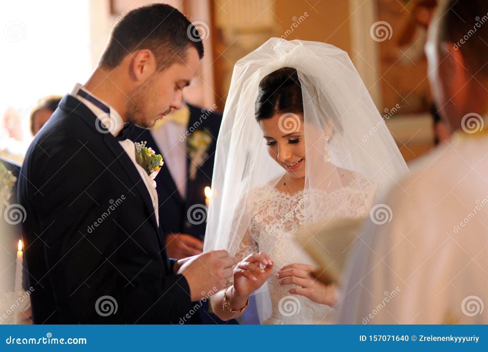Novia Y Novio En La Iglesia Foto de archivo - Imagen de ramo, hombres: 157071640 Novia Y Novio En La Iglesia Foto de archivo - Imagen de ramo, hombres: 157071640