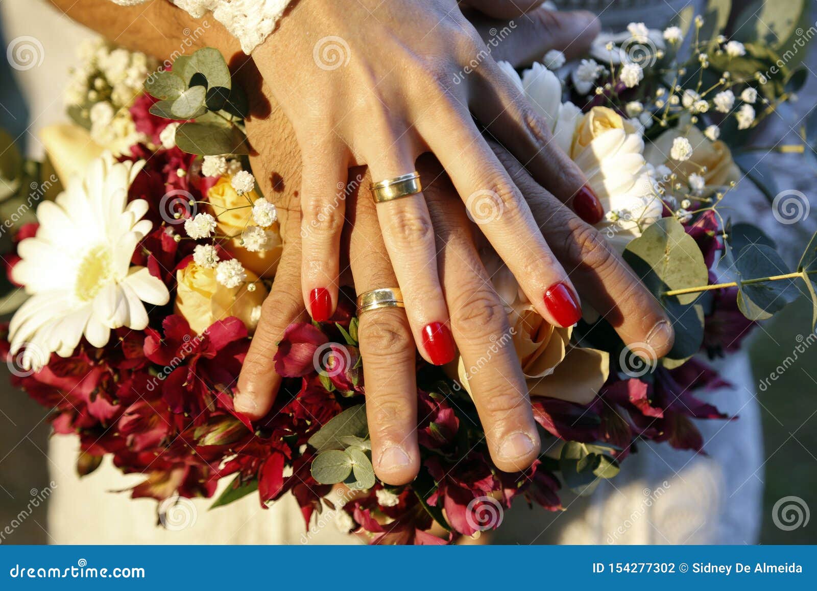 Manos Unidas De La Novia Y Del Novio Fotos de stock - Fotos libres de regalías de Dreamstime Manos Unidas De La Novia Y Del Novio Fotos de stock - Fotos libres de regalías de Dreamstime